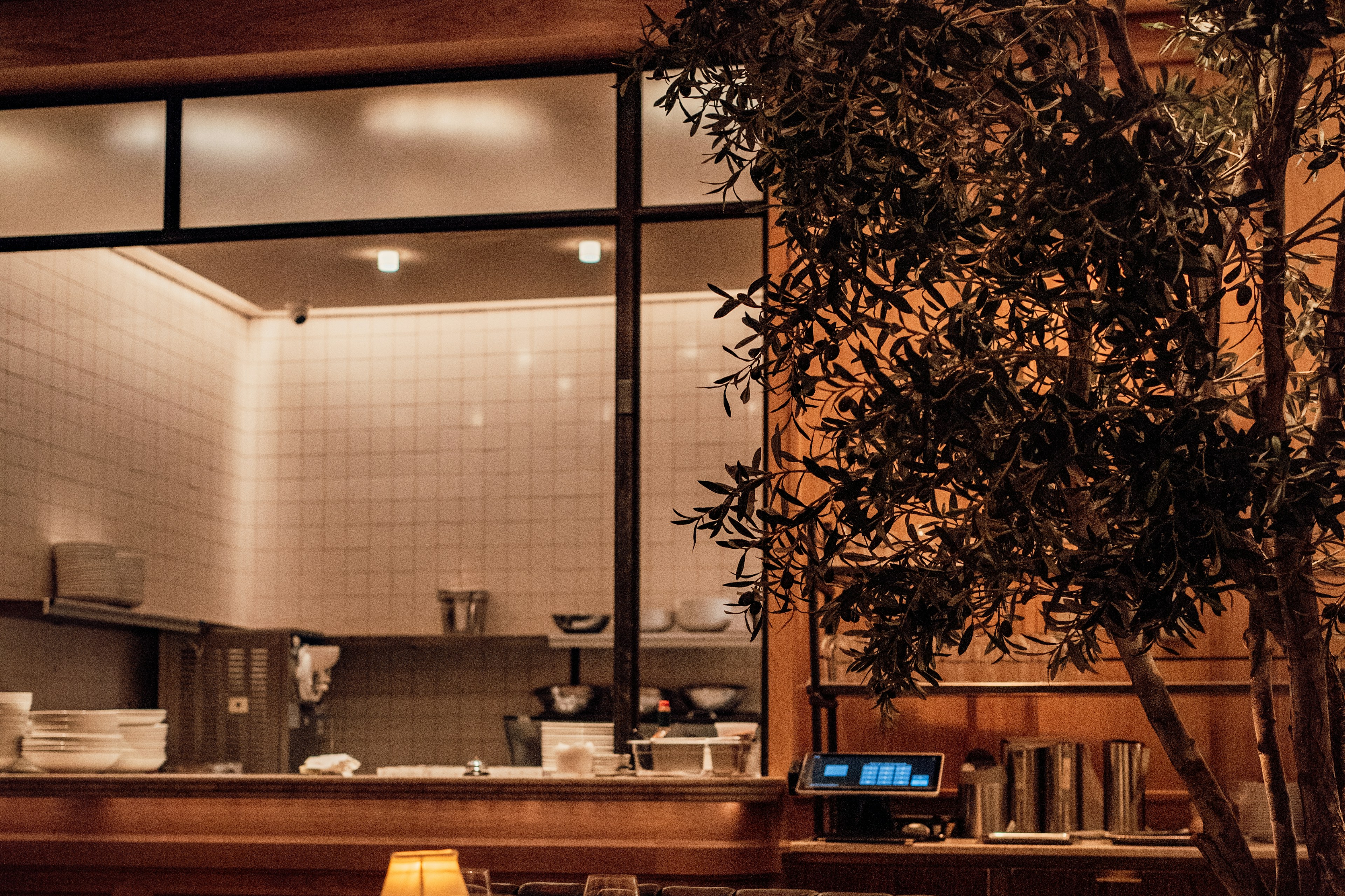 Lumină caldă și detalii naturale în interiorul unui bistro